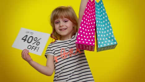 Niña-Niña-Mostrando-Bolsas-De-Compras-Y-Hasta-Un-40-Por-Ciento-De-Descuento-En-Texto-De-Banner-De-Inscripciones,-Viernes-Negro