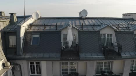 Brautkleid-Hängt-An-Der-Tür-Zur-Balkonterrasse-Und-Wartet-Am-Sonnigen-Morgen-Auf-Die-Braut,-Luftaufnahme