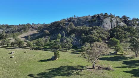 Tierras-De-Cultivo-Que-Conducen-A-Las-Laderas-Rocosas-Del-Monte-Tenerife-En-Victoria