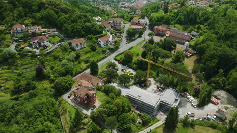 Un-Sitio-De-Construcción-En-Las-Exuberantes-Colinas-Verdes-De-Foce-La-Spezia,-Italia,-Vista-Aérea