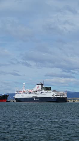 Crucero-Antártida-Proa-Del-Barco-Que-Sale-Del-Puerto-De-Ushuaia-Y-Del-Puerto-En-El-Canal-Beagle-En-Argentina,-Zarpando-Desde-El-Puerto-De-Ushuaia-En-Un-Viaje-A-La-Antártida-Vacaciones-A-La-Península-Antártica