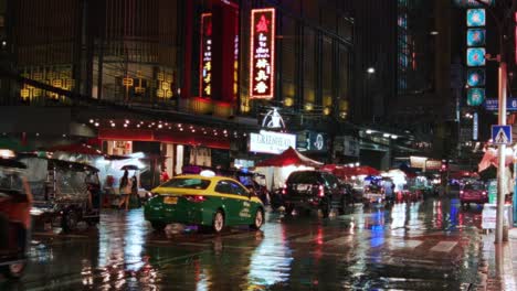 Bulliciosa-Calle-De-Chinatown-En-Bangkok-Por-La-Noche-Con-Luces-De-Neón-Y-Pavimento-Mojado-Que-Refleja-Colores