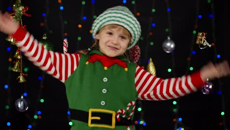 Niña-Vestida-De-Duende-Navideño-Disfraz-De-Ayudante-De-Santa-Bailando,-Bromeando.-Celebración-Navideña-De-Año-Nuevo