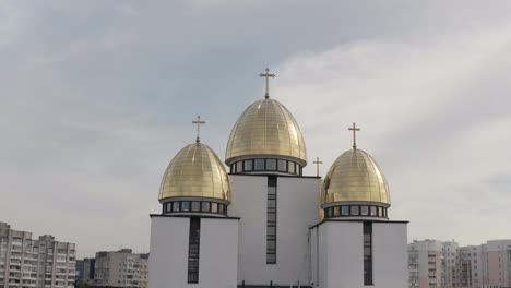 Kuppel-Der-Kirche,-Luftbild,-Traditionelle-Alte-Kirche-In-Lemberg,-Stadt-In-Der-Ukraine,-Bewölkter-Blauer-Himmel