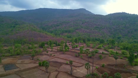 Wunderschöne-Luftaufnahme-Einer-Berglandschaft-Mit-Himmel-Und-Wolken-Am-Beliebten-Tungeshwar-Hill,-Maharashtra,-Indien,-4k