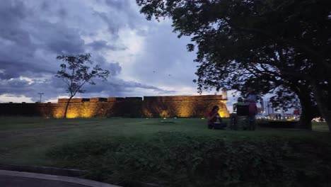 Blick-Auf-Die-Festung-São-José-De-Macapá-Nach-Sonnenuntergang-Während-Der-Blauen-Stunde,-Wobei-Ihre-Beleuchtete-Architektur-Und-Historische-Bedeutung-Hervorgehoben-Werden