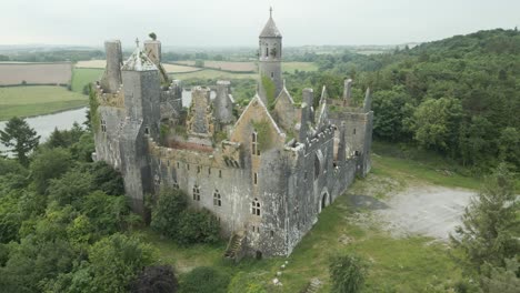 Vista-De-La-Fachada-De-Las-Ruinas-Del-Castillo-De-Dromore-En-La-Cima-De-Una-Colina-En-Limerick,-Irlanda