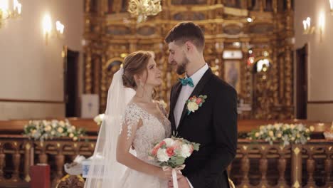 Recién-Casados.-Novia-Y-Novio-Caucásicos-Juntos-En-Una-Iglesia-Antigua.-Boda