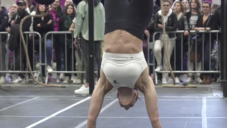 Zeitlupenaufnahme-Eines-Athleten,-Der-Bei-Einem-Wettkampf-Einen-Handstand-Macht