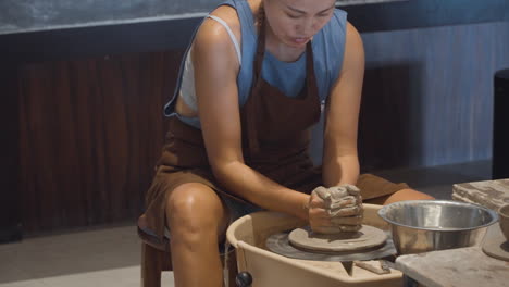 Retrato-De-Una-Mujer-Durante-Una-Clase-De-Cerámica-En-Un-Taller-De-Artesanía-De-Arcilla.