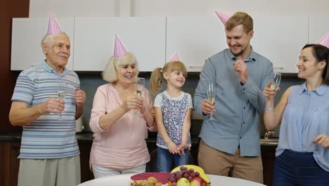 Mehrgenerationenfamilie-Mit-Kind-Und-Mädchen-Feiert-Geburtstagsparty-Und-Trinkt-Champagner