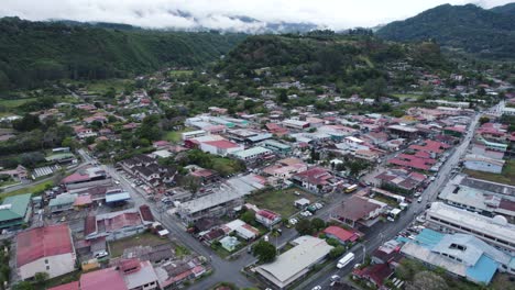 Vista-Aérea-Panorámica-De-Boquete,-Un-Pueblo-Encantador-Ubicado-En-Las-Pintorescas-Tierras-Altas-De-Chiriquí,-Panamá,-Rodeado-De-Exuberantes-Montañas-Verdes.