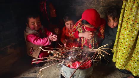 Una-Familia-Afgana-Pobre-Con-Hijos,-Un-Recién-Nacido-Y-Una-Viuda,-Que-Vive-En-Una-Mala-Situación-Y-Busca-Ayuda,-Necesitada-Con-Su-Familia