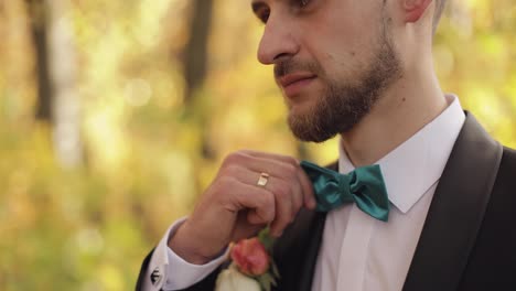 Novio,-Joven-Moreno-En-El-Parque-Amarillo-De-Otoño.-Día-De-La-Boda.-Hombre-De-Negocios