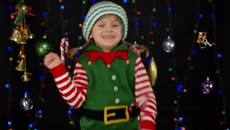 Niña-Adolescente-Disfrazada-De-Elfo-Navideño-De-Ayudante-De-Papá-Noel.-Niño-Haciendo-Gesto-Ganador,-Diga-Sí