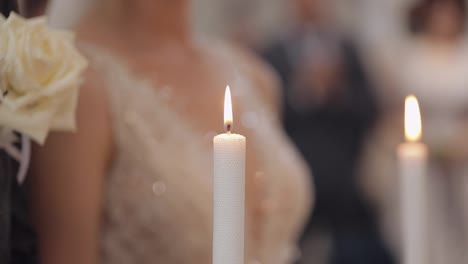 Los-Recién-Casados,-La-Novia-Y-El-Novio-Se-Paran-Y-Rezan-En-La-Iglesia,-Sosteniendo-Velas-En-Las-Manos,-Ceremonia-De-Boda