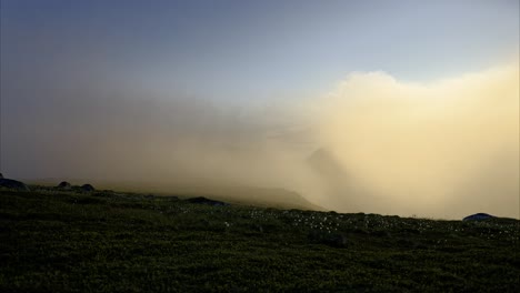 La-Llegada-De-La-Niebla-Marina-A-La-Llanura-Montañosa-Golpeando-Las-Cimas-De-Las-Montañas-En-Presencia-Del-Sol-De-Medianoche.