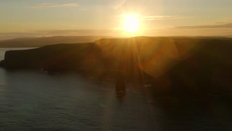 Luftumlaufbahn-Der-Klippen-Von-Moher,-Silhouette-Durch-Einen-Magischen-Sonnenaufgang-Hinter