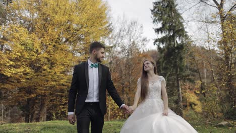 Recién-Casados.-Novio-Caucásico-Con-Novia-En-El-Parque.-Pareja-De-Novios.-Familia-Feliz