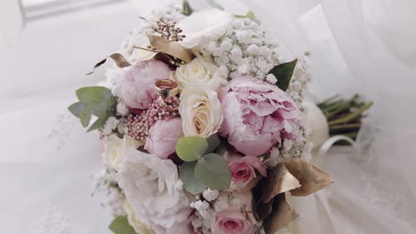 Hermoso-Ramo-De-Novia-Con-Anillos-De-Boda-Cerca-De-La-Ventana-Sobre-Cortinas-Blancas