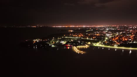 Drone-Descendiendo-Sobre-La-Ciudad-Por-La-Noche