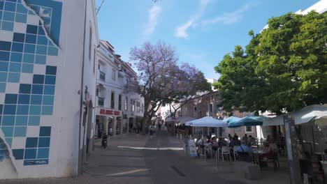 Calle-Animada-Con-Cafés,-Tiendas-Y-Edificios-Coloridos-En-Lagos,-Algarve,-Portugal