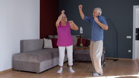 Pareja-Madura-Mayor-Bailando-Juntos-En-La-Habitación-De-Casa-Durante-El-Cierre-De-Cuarentena-Por-Coronavirus