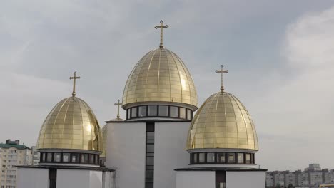 Kuppel-Der-Kirche,-Luftaufnahme,-Traditionelle-Alte-Kirche-In-Der-Stadt-Lviv,-Ukraine,-Bewölkter-Himmel-Im-Hintergrund