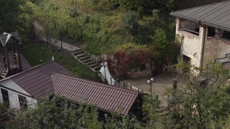 Encantadores-Recién-Casados-Novia-Caucásica-Novio-Caminando-En-El-Parque,-Tomados-De-La-Mano,-Pareja-De-Novios-Familia