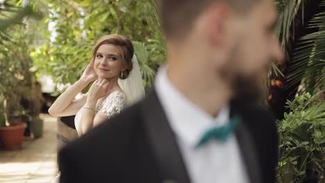 Frischvermählte.-Kaukasischer-Bräutigam-Mit-Braut-Im-Park.-Hochzeitspaar.-Glückliche-Familie