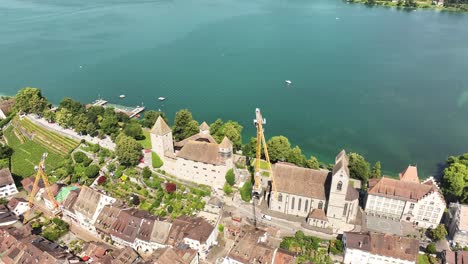 Luftaufnahme-Des-Malerischen-Jonasees-Am-Zürichsee,-Schweiz,-Mit-Wohngebieten-Mit-Traditioneller-Architektur-Entlang-Der-Ufer-Und-Ufer-Des-Sees,-Dem-Konzept-Des-Charmanten-Wohnens-Am-Seeufer