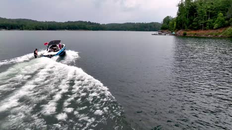 Luft-Wakesurfer-Hinter-Boot-Auf-Lake-James-In-North-Carolina