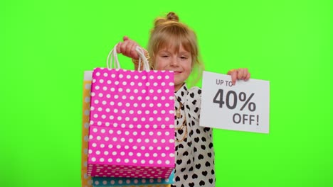 Niña-Niña-Mostrando-Bolsas-De-Compras-Y-Hasta-Un-40-Por-Ciento-De-Descuento-En-Texto-De-Banner-De-Inscripciones,-Viernes-Negro