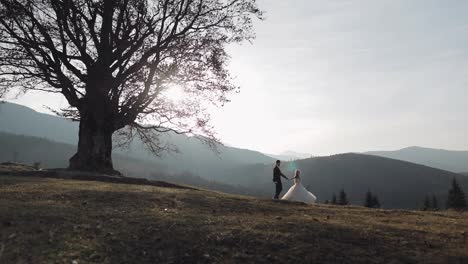 Recién-Casados.-Novio-Caucásico-Con-Novia-En-La-Ladera-De-La-Montaña.-Pareja-De-Novios.-Felices