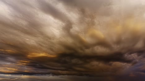 Leichte-Regenwolken-In-Der-Hellen-Sommernacht-Reflektieren-Die-Mitternachtssonne-Und-Erzeugen-Einen-Regenbogen