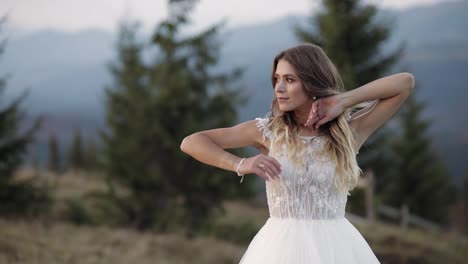 Hermosa-Y-Elegante-Novia-Con-Vestido-De-Novia-Blanco-Esperando-Al-Novio-En-La-Ladera-De-La-Montaña