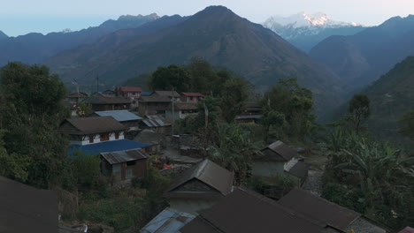 Recorrido-Por-El-Interior-Del-Pueblo-Con-Drones-De-Lamjung,-Nepal,-Paisaje,-Vegetación,-Destino-De-Viaje-Fresco-Y-Aventurero-Para-Turistas-En-4k