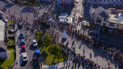 El-Suave-Movimiento-Del-Dron-Captura-El-Desfile-De-Pegasos-Durante-El-Festival-Internacional-De-Las-Artes-De-Galway