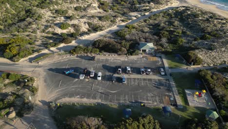 Vista-De-Dron-Del-Estacionamiento-En-La-Playa-De-Preston-En-Australia-En-El-Estacionamiento-De-Automóviles