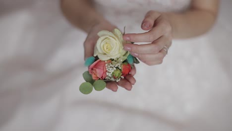 Wedding-bouquet-in-the-hands-of-the-bride.-Wedding-morning.-Slow-motion