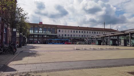 Zeitraffer-Der-Bewegung-Von-Pendlern-Im-öffentlichen-Nahverkehr,-Deutsche-Vor-Dem-Zug--Und-Busbahnhof