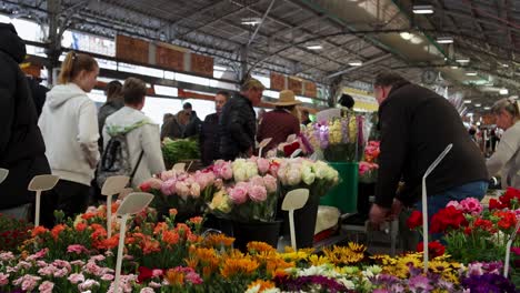 Mercado-Animado-En-Antibes,-Francia,-Con-Flores-De-Colores-Vivos-Y-Gente-Comprando