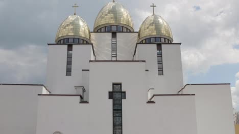 Kuppel-Der-Kirche,-Luftaufnahme,-Traditionelle-Alte-Kirche-In-Der-Stadt-Lviv,-Ukraine,-Bewölkter-Himmel-Im-Hintergrund