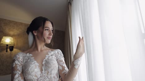 Novia-Con-Vestido-De-Tocador-Junto-A-La-Ventana.-Preparativos-Matinales-De-Boda.-Mujer-En-Camisón-Y-Velo.