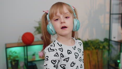 Niña-Feliz-Con-Auriculares-Bailando-Y-Saltando-Mientras-Escucha-Música-Sola-En-Casa