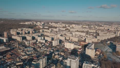 Vista-Aérea-De-La-Ciudad-De-Lviv,-Ucrania,-Zona-Para-Dormir.-Antiguo-Edificio-Residencial