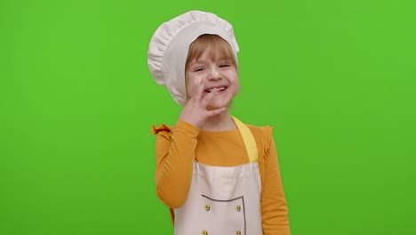 Niña-Vestida-De-Cocinero-Panadero-Con-Delantal-Y-Sombrero-Riéndose-A-Carcajadas-Después-De-Escuchar-Una-Broma-Divertida