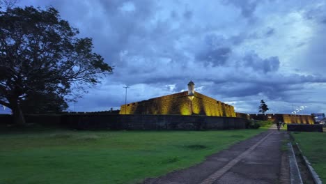 Vista-De-La-Fortaleza-De-San-José-De-Macapá-Después-Del-Atardecer-Durante-La-Hora-Azul,-Resaltando-Su-Majestuosa-Estructura-Y-Ambiente-Sereno.