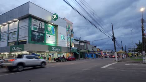 Spaziergang-Durch-Eine-Straße-In-Macapá,-Amapá,-Brasilien,-Und-Einfangen-Der-Lebendigen-Lokalen-Kultur-Und-Des-Alltagslebens-Der-Stadt