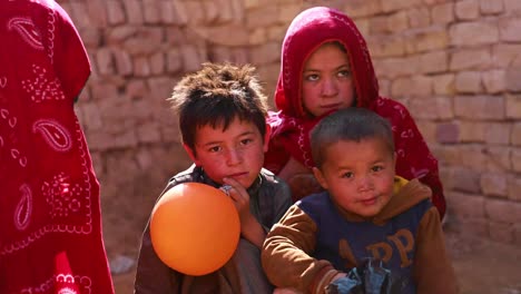 Una-Familia-Afgana-Pobre-Con-Hijos,-Un-Recién-Nacido-Y-Una-Viuda,-Que-Vive-En-Una-Mala-Situación-Y-Busca-Ayuda,-Necesitada-Con-Su-Familia